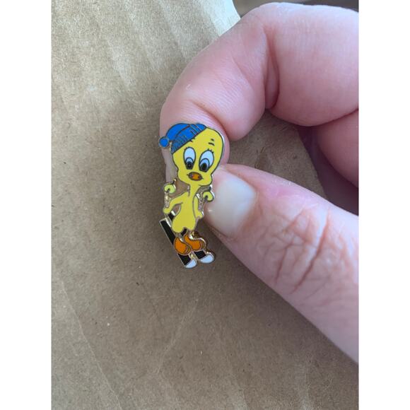 Vintage Warner Brothers Tweety Bird Skiing Enamel Pin Winter Christmas - Picture 4 of 8